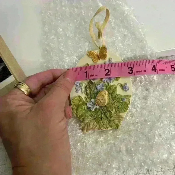 Hallmark‎ 1995 Violets and Butterflies ornament - Picture 5 of 8